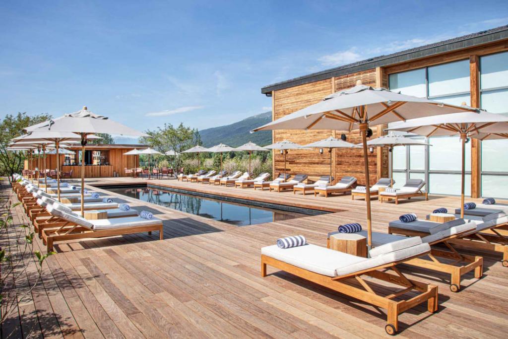 beau parasol en bois terrasse piscine hotel Jiva Hill Resort